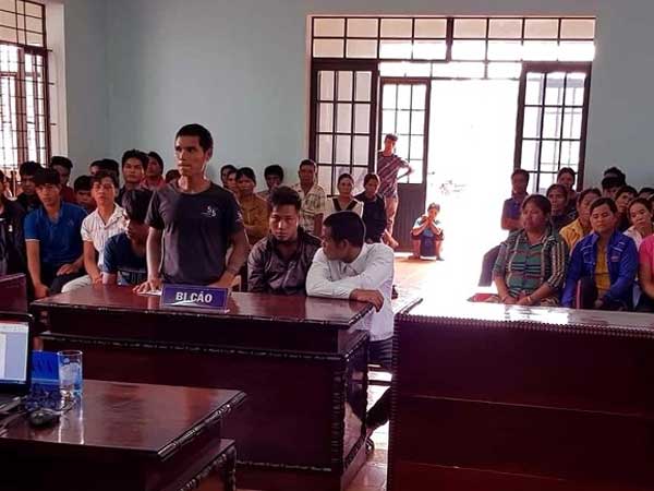 2 thanh niên đánh 6 công an để... giải cứu bạn