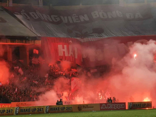 CĐV Đông Nam Á 'lạnh người' với cảnh pháo sáng mù mịt ở V-League