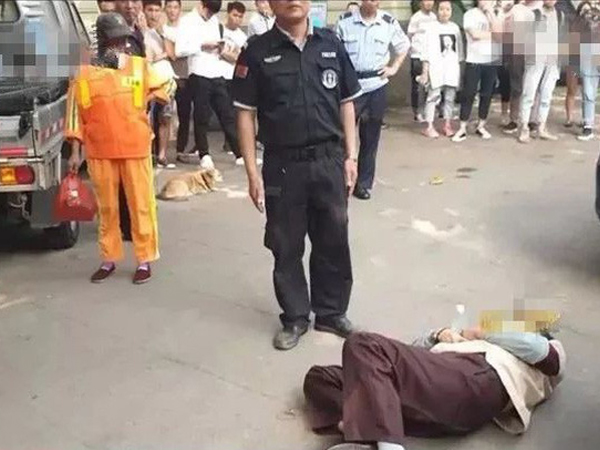 Cô gái trẻ đánh đập bà lao công vì 'dám' cản chó cưng tắm trong bồn rửa tay