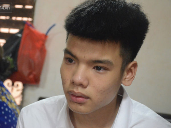 Con trai nữ công nhân môi trường bị xe điên tông tử vong: 'Mẹ em ngày chạy Grab, tối làm công nhân để lo cho em ăn học...'