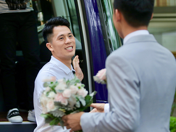 Dàn sao Hà Nội FC hóa soái ca áo trắng đến dự lễ cưới Hùng Dũng