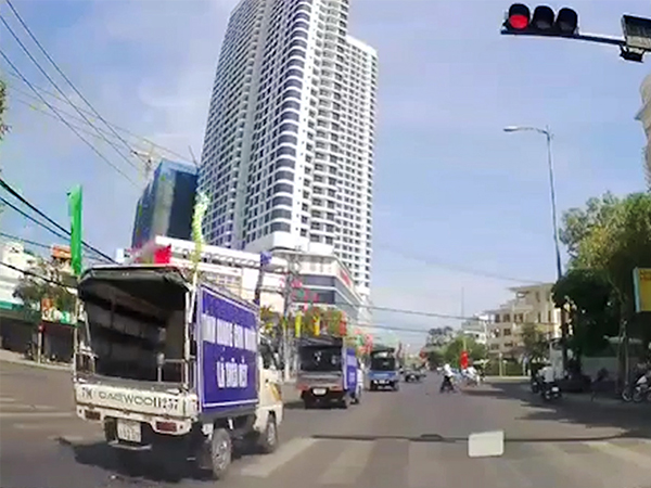 Đoàn xe tuyên truyền giao thông vượt đèn đỏ ở Nha Trang