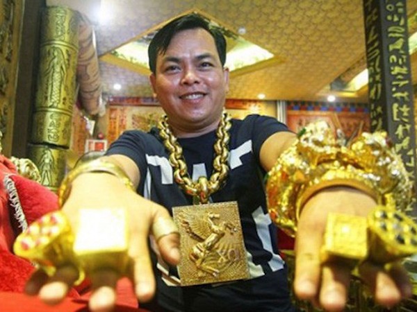 Hai tâm trạng trái ngược của cha ruột Phúc XO khi con trai bị khởi tố, bắt tạm giam