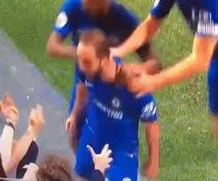 Higuain ăn mừng bàn thắng bằng cách... vùi đầu vào ngực fan nữ