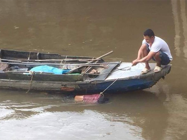 Phát hiện xác chết không mặc quần áo trôi sông ở Tiền Giang