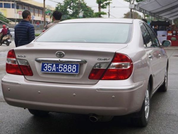 Thu hồi 2 biển số xanh dùng chung cho xe chở Chủ tịch HĐND Ninh Bình