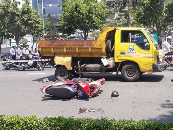 TP.HCM: Tông vào xe dọn vệ sinh đậu giữa đường, một 'ninja' nguy kịch