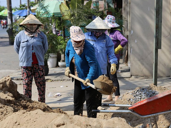 Video: Công nhân ở Sài Gòn phơi mình giữa trời nắng gần 40 độ C