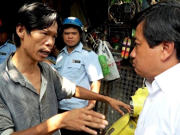 Video: Hộ nuôi chó thả rông phản ứng khi bị ông Đoàn Ngọc Hải xử phạt