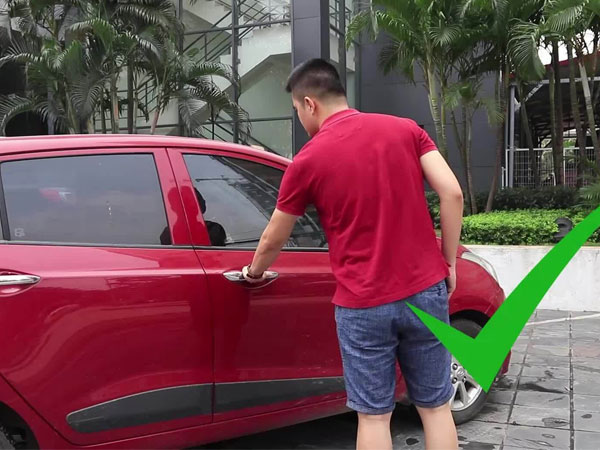 Cách đóng, mở cửa ôtô để không gây họa cho người khác