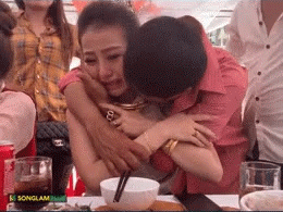 Cha ôm con gái bật khóc nức nở trong ngày cưới khiến bao người thổn thức: '20 năm nay chẳng bao giờ bố nói thương con bằng lời'