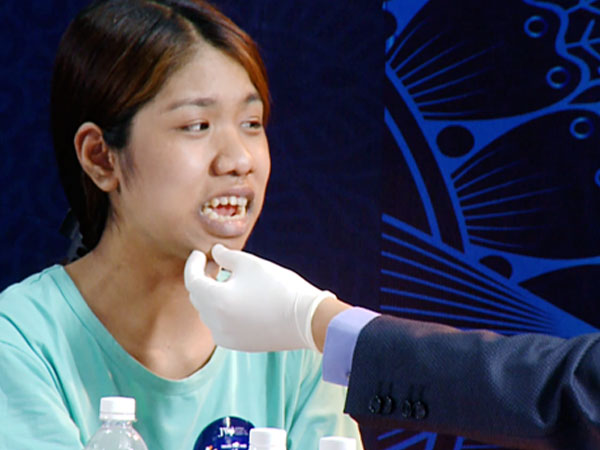 Cô gái không có nước mắt, không khép được răng
