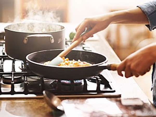 Có thai, cặp vợ chồng nhờ hàng xóm nấu ăn hộ vì sợ mệt