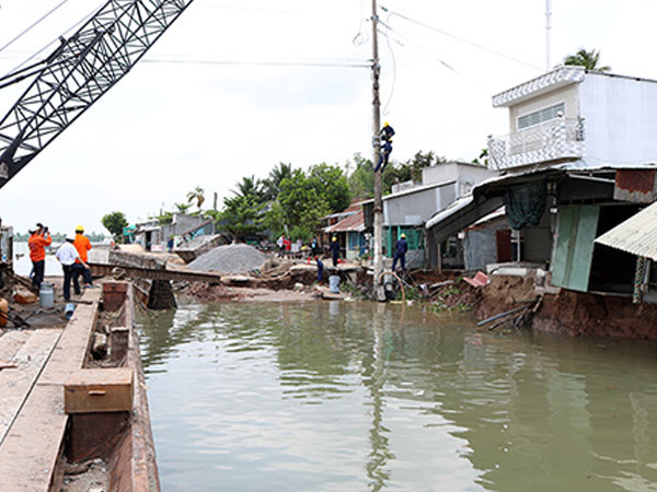 Hàng chục hộ dân Cần Thơ chạy sạt lở