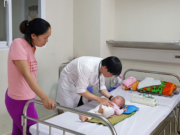 Hàng chục trẻ nhập viện vì viêm não, dấu hiệu cha mẹ dễ bỏ qua