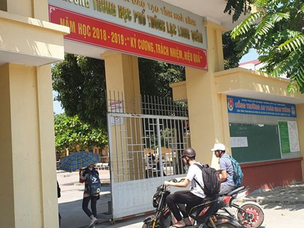 Học sinh 'sốc' khi cô giáo bị bắt vì gian lận điểm thi ở Hoà Bình
