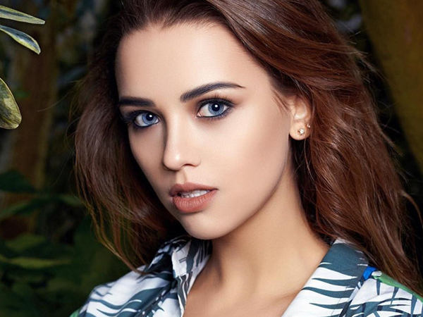 Hot girl Nga nổi bật nhờ đôi mắt xanh và thân hình gợi cảm