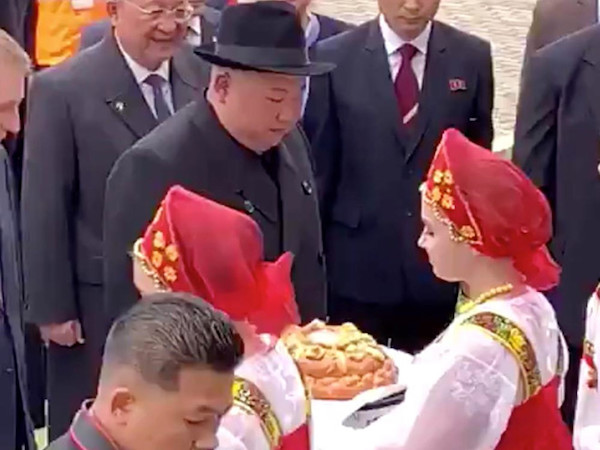 Ông Kim Jong Un được đón tiếp bằng bánh mì và muối như thế nào?