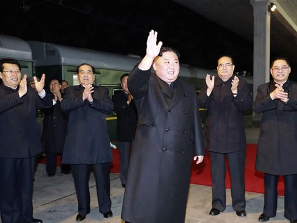 Ông Kim Jong Un ghé nhà ga Nga, được tặng bánh mì và muối