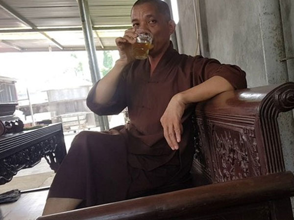Sư trụ trì bị tố ‘doạ thả chó cắn nát mặt' phật tử: 'Vào chùa là để lễ Phật chứ không phải để chụp ảnh…'