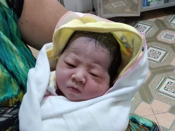 Thái Nguyên: Bé gái 3,1 kg còn nguyên dây rốn bị bỏ rơi tại bãi rác trong tình trạng sức khỏe yếu ớt