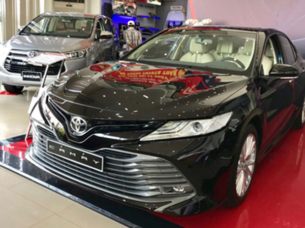 Toyota Camry 2019 về đại lý, chênh giá 100 triệu
