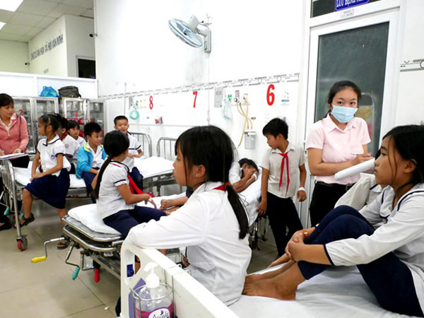 30 học sinh nhập viện sau khi uống sữa miễn phí