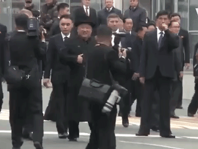 Bàn tay phải 'kỳ lạ' ẩn trong áo khoác của ông Kim Jong Un: Ý nghĩa đằng sau là gì?
