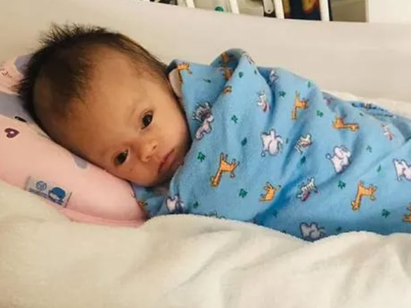 Bé sơ sinh bị vứt bỏ trong túi nilon ở Việt Nam và phép màu xảy ra tại Singapore
