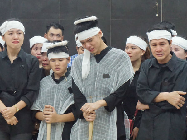 Con trai khóc ngất, mẹ già ngã quỵ bên linh cữu của nữ lao công bị ô tô điên tông chết ở Hà Nội khiến ai cũng xót xa