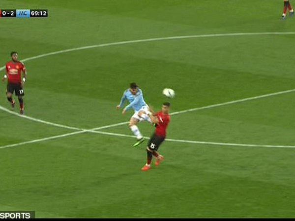 David Silva xứng đáng nhận thẻ đỏ sau cú kungfu vào ngực cầu thủ MU