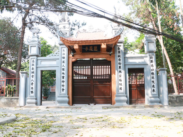Khám phá hang ngầm dưới đình cổ giáp hồ Tây