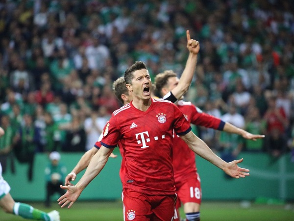 Lewandowski lập cú đúp, Bayern Munich nhọc nhằn vào chung kết Cúp Quốc gia Đức