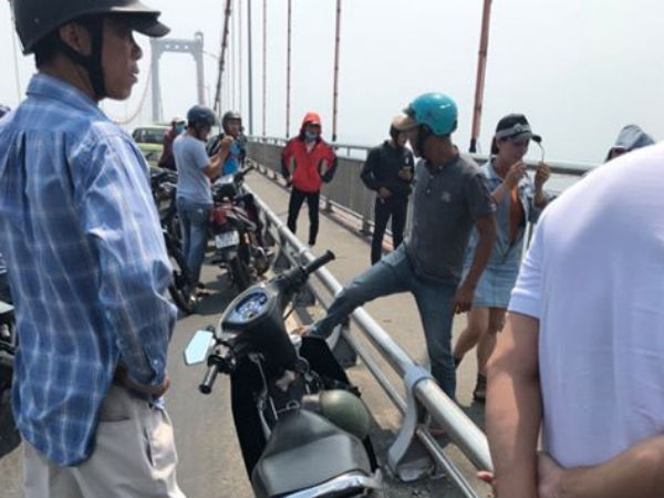 Nam thanh niên say rượu, bỏ lại đôi dép và xe máy trên cầu Thuận Phước rồi... đi bộ về nhà ngủ