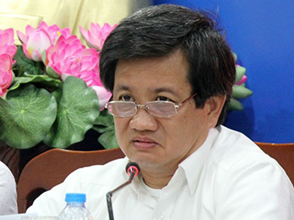 Ông Đoàn Ngọc Hải đối thoại với người dân chung cư sắp sập ở Sài Gòn