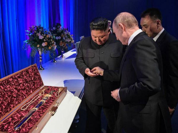 Ông Kim Jong-un tặng món quà 'nhạy cảm' với phong tục Nga, ông Putin phản ứng ra sao?