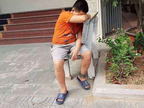 Vì sao bé trai bị xích chân vào ghế đá ở Hà Nội?