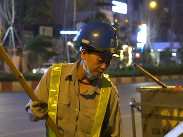Video: Trải lòng của công nhân môi trường: Đau đáu nỗi sợ 'xe điên'