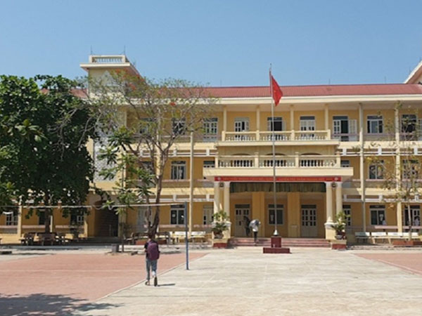 Video: Về trường, gia đình các giáo viên vừa bị bắt trong vụ gian lận thi cử