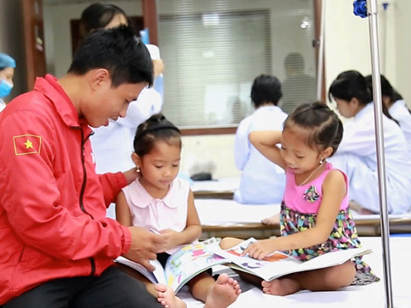Bố lên Hà Nội chạy xe ôm nuôi 2 con mắc căn bệnh nhiều người có mặt giống nhau