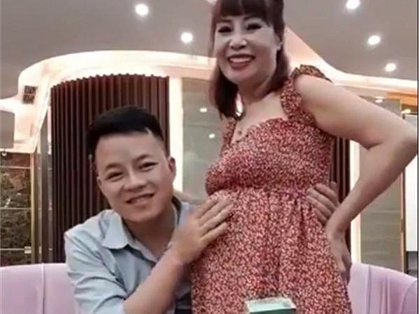 Nóng: Cô dâu 62 tuổi hãnh diện khoe bụng bầu vượt mặt và tuyên bố kế hoạch tích tiền đẻ mổ