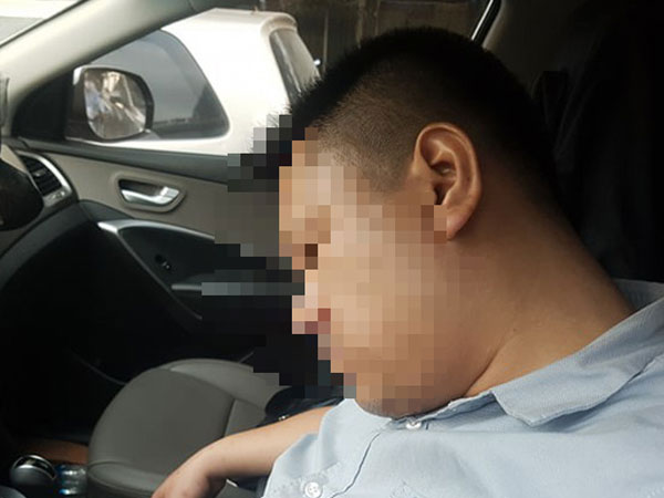 Dừng đèn đỏ, tài xế ở Hà Nội ngủ quên trong xe nửa giờ khiến CSGT phải cẩu cả xe và người