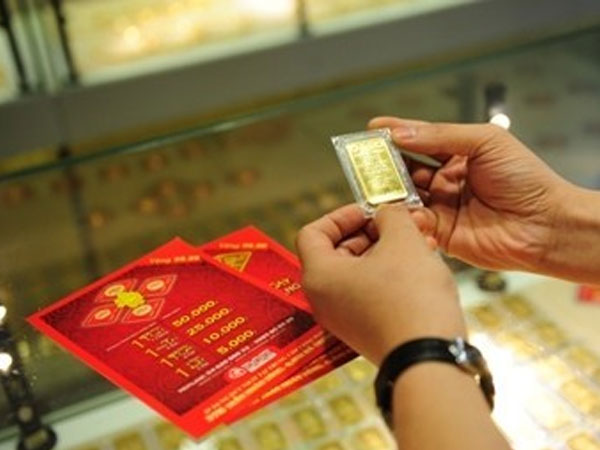 Giá vàng hôm nay 26/4: Khắp nơi chao đảo, vàng vẫn trụ vững