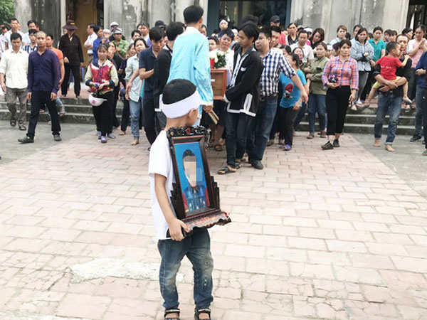 Giết bé trai 8 tuổi giấu xác trong bao: Nghi phạm còn mời bố cháu bé ăn ngô khi đang đi tìm con