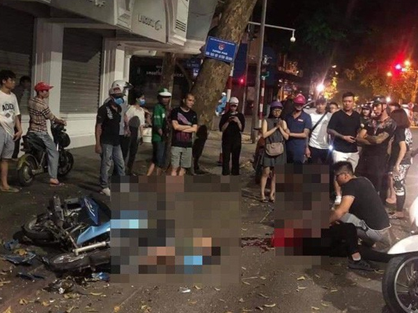 Hà Nội: 2 nam thanh niên đi xe máy tự đâm vào gốc cây lúc rạng sáng nguy kịch