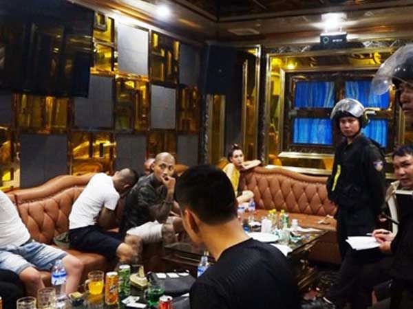 Hơn 120 công an ập vào quán karaoke và khách sạn, bắt hàng chục đối tượng 'gái gọi' và 'bay lắc'