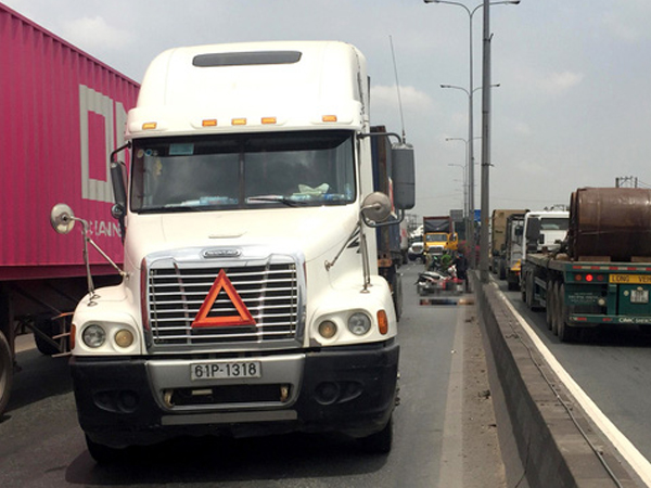 Nam thanh niên bất ngờ lao thẳng vào xe container đang chạy