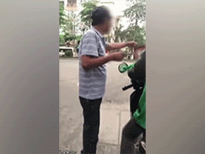 Người đàn ông tát thẳng mặt tài xế mặc áo Grab vì nghi tranh giành khách rồi chửi bới: 'Tao ngồi đây chơi à?'