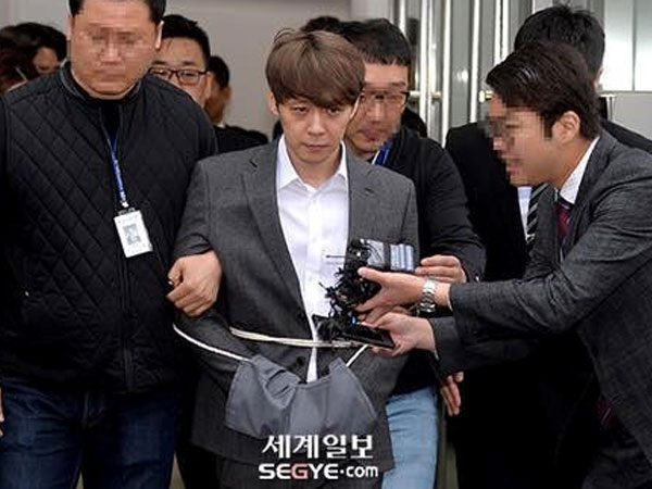 Park Yoochun bị còng tay, trói bằng dây thừng khi rời tòa án