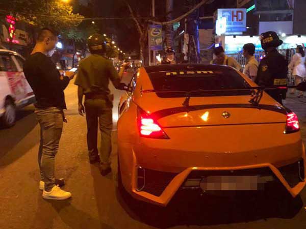 Thanh niên đi xế hộp mang theo 'dao chặt chuối' dài 45cm bị đưa về trụ sở